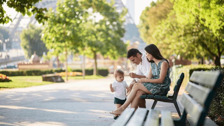 familel profitant banc public en ville