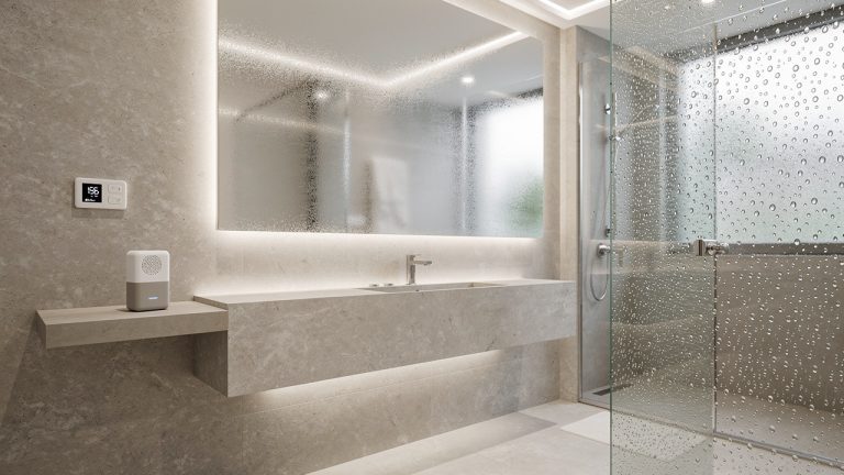 Salle de bain moderne sans fenêtre avec miroir embué, parois de douche couvertes de fines gouttes et dispositifs discrets de mesure et d’absorption de l’humidité sur une étagère.