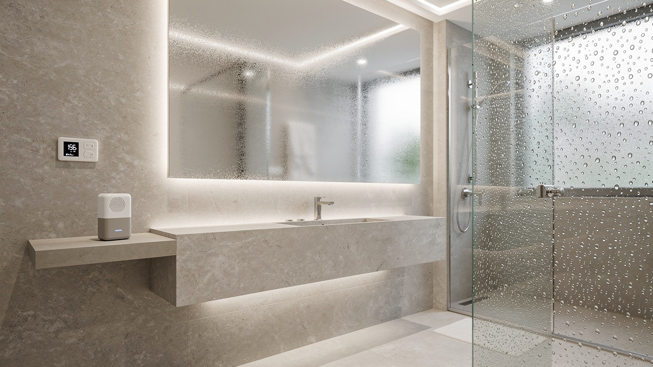 Salle de bain moderne sans fenêtre avec miroir embué, parois de douche couvertes de fines gouttes et dispositifs discrets de mesure et d’absorption de l’humidité sur une étagère.